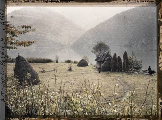 RECORD DATE NOT STATED Jajce, Bosnia and Herzegovina La Hutte, the Canoe, the Fisherman and the Harled Beans , 1912 - Balkans, Italy - Jean Brunhes and Auguste LÃ on - (October 13 - 27) (French - ï»¿Jajce , Bosnie-HerzÃ govine La hutte , le canot , le pÃªcheur et les haricots perchÃ s). Agriculture , Breeding, Hay, Valley, Cabin, River, Hydrography, Economic activity, nature , environment, Bosnia, Jajce, the Hut, the Canoe, the Fisherman and the Harled Beans Copyright: xpiemagsx AKahnlpie020223-6301 !ACHTUNG AUFNAHMEDATUM GESCHÄTZT!