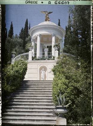 RECORD DATE NOT STATED Corfu, Greece L Achille - In the Park, Kiosk of Empress Elisabeth , 1913 - Balkans, Italy - Jean Brunhes and Auguste LÃ on - (September - October 23) (French - ï»¿Corfou , Grece L Achilleion - Dans le parc , kiosque de l impÃ ratrice Elisabeth). Statue, kiosk, sculpture, column, emperor, villa, park , garden, palace , castle, Art , Habitat , Architecture, Greece, Corfu, Achilleion - in the Empress Elisabeth Kiosk Park Copyright: xpiemagsx AKahnlpie020223-1399 !ACHTUNG AUFNAHMEDATUM GESCHÄTZT!