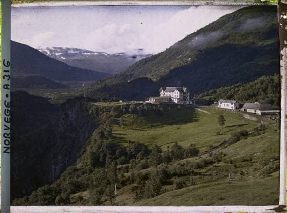 RECORD DATE NOT STATED Stalheim, Norway the hotel in the Naeroy valley , 1910 - Voyage of Albert Kahn and Auguste LÃ on in Scandinavia - (August 9 - September 14) (French - ï»¿Stalheim , Norvege L hÃ tel dans la vallÃ e Naeroy). Landscape, mont , mountain, valley, road, forest , wood, exists in high definition, catering , hotel industry, Nature , Environment, HD, Economic Activity, Stalheim, the hotel Copyright: xpiemagsx AKahnlpie020223-15861 !ACHTUNG AUFNAHMEDATUM GESCHÄTZT!