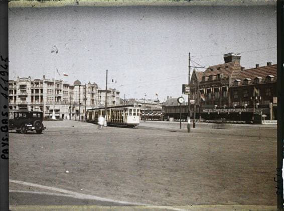 RECORD DATE NOT STATED Schevengue, The Hague, the Netherlands the big square with the palace in the background , 1929 - Netherlands - StÃ phane Passet - (August 17-31) (French - ï»¿Scheveningue , La Haye , Pays-Bas La Grande place avec le Palace Ã l arriere-plan). Car, commercial architecture, tram, street , neighborhood, place, catering , hotel, rail transport, Habitat , architecture, economic activity, transport, Holland, Scheveningue, Large Square and the Palace Copyright: xpiemagsx AKahnlpie020223-17744 !ACHTUNG AUFNAHMEDATUM GESCHÄTZT!