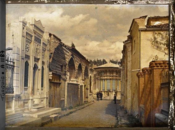 RECORD DATE NOT STATED Constantinople (current Istanbul), Turkey rue and semi-circular building (mausoleum) in the cemetery of the Eyüp Sultan Camii , 1912 - Turkey - StÃ phane Passet - (September) (French - ï»¿Constantinople ( actuelle Istanbul ) , Turquie Rue et bÃ¢timent semi-circulaire ( mausolÃ e ) dans le cimetiere de l Eyüp Sultan Camii). Tomb, funeral architecture, Islam, street , neighborhood, religious architecture, Habitat , Architecture , Religion, Turkey, Eyoub, old street Copyright: xpiemagsx AKahnlpie020223-4387 !ACHTUNG AUFNAHMEDATUM GESCHÄTZT!
