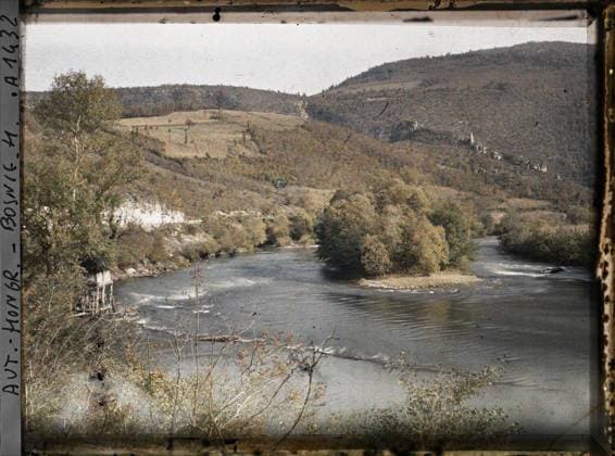 RECORD DATE NOT STATED Surroundings of Banja Luka, Bosnia and Herzegovina towards Downstream, the wooded island in the middle of the Vrbas and on the left small mill , 1912 - Balkans, Italy - Jean Brunhes and Auguste LÃ on - (October 13 - 27) (French - ï»¿Environs de Banja Luka , Bosnie-HerzÃ govine Vers l aval , l ilÃ t boisÃ au milieu du Vrbas et sur la gauche petit moulin). Landscape, island, valley, river, hydrography, Nature , Environment, Bosnia, Banja Luka, downstream, the wooded island in the middle of the Vrbas and on the left small mill Copyright: xpiemagsx AKahnlpie020223-6280 !ACHTUNG AUFNAHMEDATUM GESCHÄTZT!