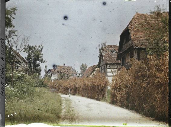 RECORD DATE NOT STATED Seppois-le-Haut, Haut-Rhin, Alsace, France Camouflages , 1917 - Alsace - Paul Castelnau (photographic section of the armies) - (June) (French - ï»¿Seppois-le-Haut , Haut-Rhin , Alsace , France Camouflages). Food, domestic life, ruins, forehead, bombing, hairy, Daily life, First World War, France, Seppois le Haut, camouflages Copyright: xpiemagsx AKahnlpie020223-206 !ACHTUNG AUFNAHMEDATUM GESCHÄTZT!