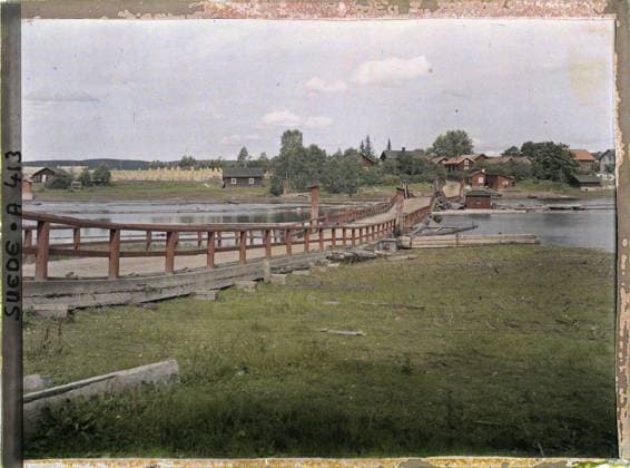 RECORD DATE NOT STATED Keyby, Environs de Borlange, Suede Le Pont fleet Sur Le Dalälven , 1910 - Voyage of Albert Kahn and Auguste LÃ on in Scandinavia - (August 9 - September 14) (French - ï»¿Nyckelby , environs de Borlange , Suede Le pont flottant sur le Dalälven). Landscape, civil engineering, river, housing, hydrography, agglomeration panorama, bridge, Nature , Environment, Habitat , Architecture, Near Leksand, near Leksand Copyright: xpiemagsx AKahnlpie020223-5196 !ACHTUNG AUFNAHMEDATUM GESCHÄTZT!