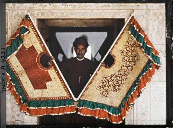 RECORD DATE NOT STATED Delhi, Indies Banners Mughal presented by a goalkeeper (?) In the Red Fort (Lal Qila) , 1913-1914 - India, Pakistan - StÃ phane Passet - (December 16 -January 29) (French - ï»¿Delhi , Indes Bannieres mogholes prÃ sentÃ es par un gardien ( ? ) dans le fort Rouge ( Lal Qila )). Political figure, exists in high definition, banner , banner, emperor, fortress, palace , castle, man, Personality, HD, Habitat , Architecture, Human Starries, Indies, Delhi, Mongolian banners Copyright: xpiemagsx AKahnlpie020223-180 !ACHTUNG AUFNAHMEDATUM GESCHÄTZT!
