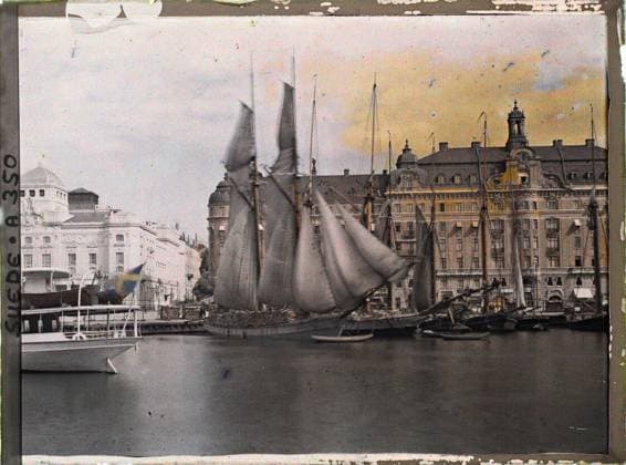 RECORD DATE NOT STATED Stockholm, Suede Vue Partielle du Royal Dramatic Theater Depuis Le Bassin de Nybroviken , 1910 - Voyage of Albert Kahn and Auguste LÃ on in Scandinavia - (August 9 - September 14) (French - ï»¿Stockholm , Suede Vue partielle du Kungliga Dramatiska Teatern depuis le bassin de Nybroviken). Public civil architecture, boat, home, maritime transport, industry, theater, flag, Habitat , architecture, transport, economic activity, art, Stockholm Copyright: xpiemagsx AKahnlpie020223-3071 !ACHTUNG AUFNAHMEDATUM GESCHÄTZT!
