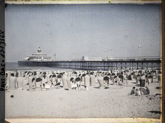RECORD DATE NOT STATED Scheveningue, The Hague, Netherlands beach and thrown , 1929 - Netherlands - StÃ phane Passet - (August 17-31) (French - ï»¿Scheveningue , La Haye , Pays-Bas Plage et jetÃ e). Sea , ocean, woman, worldly entertainment, stilts, civil engineering, child, commercial architecture, Human beings, entertainment, housing , architecture Copyright: xpiemagsx AKahnlpie020223-17856 !ACHTUNG AUFNAHMEDATUM GESCHÄTZT!