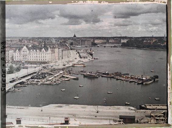 RECORD DATE NOT STATED Stockholm, Sweden seen from the Katarinahissen elevator to the north , 1910 - Voyage of Albert Kahn and Auguste LÃ on in Scandinavia - (August 9 - September 14) (French - ï»¿Stockholm , Suede Vue prise de l ascenseur Katarinahissen vers le nord). Echafaudage , Shape, market , fair, civil engineering, quay, boat, hydrography, port, maritime transport, agglomeration panorama, rail transport, river , lake transport, railway, religious architecture, Economic activity, housing , architecture, nature , environment, transport, Stockholm, Panorama Copyright: xpiemagsx AKahnlpie020223-3070 !ACHTUNG AUFNAHMEDATUM GESCHÄTZT!
