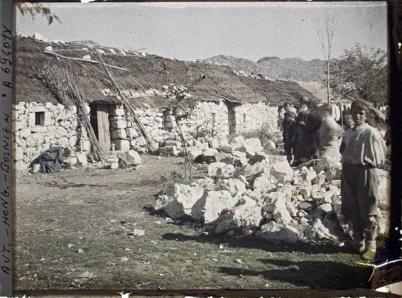 RECORD DATE NOT STATED Buna, Bosnia and Herzegovina , 1912 - Balkans, Italy - Jean Brunhes and Auguste LÃ on - (October 13 - 27) (French - ï»¿Buna , Bosnie-HerzÃ govine). Works, roofing, rural architecture, housing, street scene, rubble, Habitat , architecture, daily life Copyright: xpiemagsx AKahnlpie020223-6443 !ACHTUNG AUFNAHMEDATUM GESCHÄTZT!
