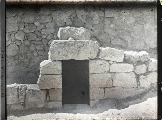 RECORD DATE NOT STATED East of Jerusalem, Palestine entrance to the alleged tomb of Lazarus in the village of Bethanie , 1918 - Near East, Egypt, Palestine, Cyprus - Paul Castelnau (photographic section of the armies) - (January 9 -October 6) (French - ï»¿Est de JÃ rusalem , Palestine EntrÃ e du tombeau prÃ sumÃ de Lazare au village de Bethanie). Christianity, funeral architecture, Religion , Habitat , Architecture, Palestine, Jerusalem, Bethany. Tomb of Lazarus Copyright: xpiemagsx AKahnlpie020223-5100 !ACHTUNG AUFNAHMEDATUM GESCHÄTZT!