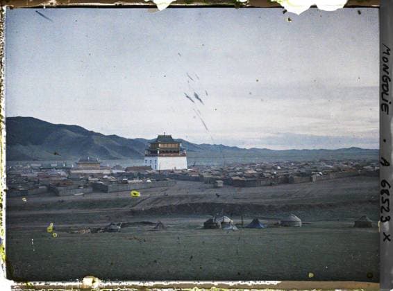 RECORD DATE NOT STATED Ourga, Mongolia Panoramic seen from Baruun Khüree or Gandantegchinlin, the city of llamas , 1913 - Mongolia - StÃ phane Passet - (July 6-25) (French - ï»¿Ourga , Mongolie Vue panoramique de Baruun Khüree ou Gandantegchinlin , la Â« ville des lamas Â»). Buddhism, Mont , Mountain, Temple, Yurt, Buddhism of Tibetan Rite, Tent, Roof, Agglomeration Panorama, Religious Architecture, Religion , Habitat , Architecture Copyright: xpiemagsx AKahnlpie020223-1664 !ACHTUNG AUFNAHMEDATUM GESCHÄTZT!