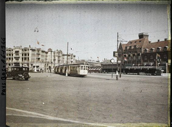 RECORD DATE NOT STATED Schevengue, The Hague, the Netherlands the big square with the palace in the background , 1929 - Netherlands - StÃ phane Passet - (August 17-31) (French - ï»¿Scheveningue , La Haye , Pays-Bas La Grande place avec le Palace Ã l arriere-plan). Car, commercial architecture, tram, street , neighborhood, place, catering , hotel, rail transport, Habitat , architecture, economic activity, transport, Holland, Scheveningue, Large Square and the Palace Copyright: xpiemagsx AKahnlpie020223-17745 !ACHTUNG AUFNAHMEDATUM GESCHÄTZT!