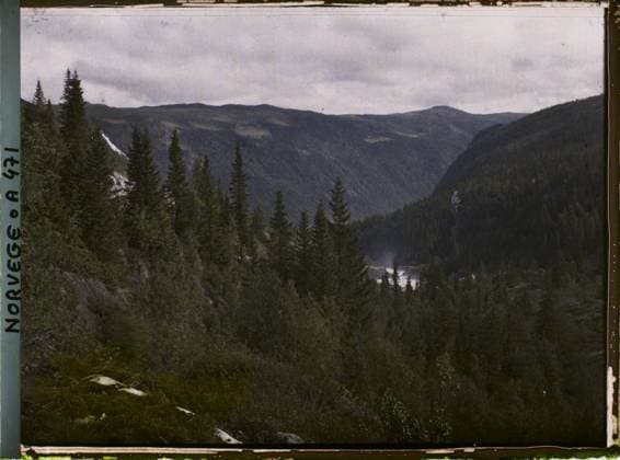 RECORD DATE NOT STATED Near Rjukan, Norway Panorama around Rjukan , 1910 - Voyage of Albert Kahn and Auguste LÃ on in Scandinavia - (August 9 - September 14) (French - ï»¿Pres de Rjukan , Norvege Panorama aux environs de Rjukan). Landscape, Mont , Mountain, Conifer, Valley, Forest , Wood, Rivers, Hydrography, Vegetation , Botanical, Nature , Environment, Pres de Rjukan, Environs de Rjukan Province de Telemarken Copyright: xpiemagsx AKahnlpie020223-15978 !ACHTUNG AUFNAHMEDATUM GESCHÄTZT!
