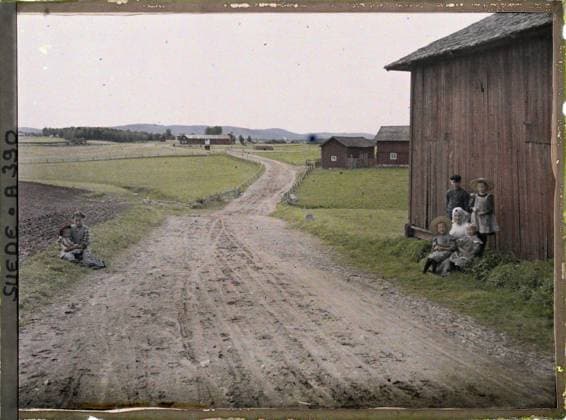 RECORD DATE NOT STATED Dalsjö, between Falun and Säter, Sweden Women and Children on the edge of a road , 1910 - Voyage of Albert Kahn and Auguste LÃ on in Scandinavia - (August 9 - September 14) (French - ï»¿Dalsjö , entre Falun et Säter , Suede Femmes et enfants sur le bord d une route). Landscape, woman, costume, exists in high definition, child, rural life, home, hairstyle , headgear, Nature , Environment, human beings, clothing, HD, daily life, Habitat , Architecture, Falun road to Loeter Copyright: xpiemagsx AKahnlpie020223-5155 !ACHTUNG AUFNAHMEDATUM GESCHÄTZT!