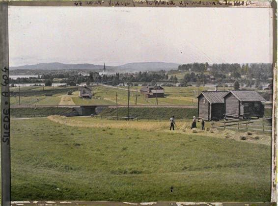 RECORD DATE NOT STATED Mora, Sweden seen towards the town of Morastrand from the Mora Noret public school , 1910 - Voyage of Albert Kahn and Auguste LÃ on in Scandinavia - (August 9 - September 14) (French - ï»¿Mora , Suede Vue vers le bourg de Morastrand depuis l Ã cole publique de Mora Noret). Church, landscape, woman, agriculture , breeding, work scene, hay, civil engineering, river, child, lake , pond, rural life, harvest, housing, hydrography, hairstyle , headgear, agglomeration panorama, rail transport, Railway, bridge, religious architecture, man, Nature , Environment, human beings, economic activity, daily life, housing , architecture, transport, August 27 - Village near Mora and Panorama de Mora near Mora Copyright: xpiemagsx AKahnlpie020223-5183 !ACHTUNG AUFNAHMEDATUM GESCHÄTZT!
