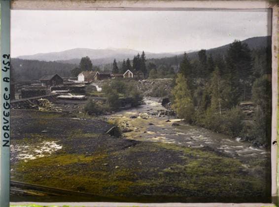 RECORD DATE NOT STATED From Kongsberg to Notodden, Norway landscape with sawmill near a watercourse , 1910 - Voyage of Albert Kahn and Auguste LÃ on in Scandinavia - (August 9 - September 14) (French - ï»¿De Kongsberg Ã Notodden , Norvege Paysage avec scierie pres d un cours d eau). Landscape, river, rural architecture, hydrography, Nature , Environment, Habitat , Architecture, Route de Kongsberg Ã Notodden Copyright: xpiemagsx AKahnlpie020223-15959 !ACHTUNG AUFNAHMEDATUM GESCHÄTZT!