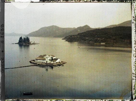 RECORD DATE NOT STATED Kante , GÉ›r chrce lama Îµ BANE , 1913 - Balkans, Italy - Jean Brunhes and Auguste LÃ on - (September - October 23) (French - ï»¿Kanoni , Grece La presqu ile de Kanoni). Landscape, island, sea , ocean, Christianity, monastery, agglomeration panorama, religious architecture, Nature , Environment, Religion, Habitat , Architecture, Greece, Corfu, Canoni: the 2 islands Copyright: xpiemagsx AKahnlpie020223-3515 !ACHTUNG AUFNAHMEDATUM GESCHÄTZT!