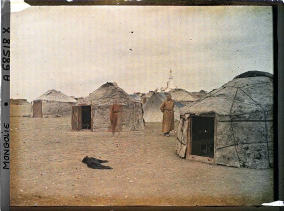 RECORD DATE NOT STATED Surroundings of Ourga, Mongolia a camp of yurts and tents , 1913 - Mongolia - StÃ phane Passet - (July 6-25) (French - ï»¿Environs d Ourga , Mongolie Un campement de yourtes et de tentes). Buddhism, costume, dog, yurt, Buddhism of Tibetan rite, nomad, tent, camp, housing, poverty, religious architecture, man, Religion, clothing, housing , architecture, society, human beings Copyright: xpiemagsx AKahnlpie020223-1659 !ACHTUNG AUFNAHMEDATUM GESCHÄTZT!