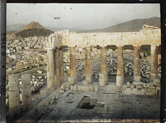 RECORD DATE NOT STATED Athens, Greece on the Acropolis, the Parthenon. Remains of the exterior colonnade on the east side and behind them eastern facade of the Acropolis, the city at its feet and the Mount Lycabette (diving view) , 1913 - Balkans, Italy - Jean Brunhes and Auguste LÃ on - (September - October 23) (French - ï»¿Athenes , Grece Sur l Acropole , le ParthÃ non. Vestiges de la colonnade extÃ rieure cÃ tÃ est et derriere eux facade est de l Acropole , la ville Ã ses pieds et le Mont Lycabette ( vue plongeante )). Mont , Mountain, temple, archaeological vestige, sunset, exists in high definition, column, Greco-Roman polytheism, Antiquity, agglomeration panorama, religious architecture, Habitat , Architecture , HD , Religion , Art, Greece, Athens, Copyright: xpiemagsx AKahnlpie020223-4356 !ACHTUNG AUFNAHMEDATUM GESCHÄTZT!