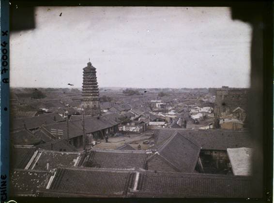 RECORD DATE NOT STATED Moukden, northern China of Biancheng ( outdoor city ) , 1912 - China - StÃ phane Passet (French - ï»¿Moukden , Chine Nord de Biancheng ( Â« ville ExtÃ rieure Â» )). Roof, pagoda, monastery, street , neighborhood, place, agglomeration panorama, religious architecture, Habitat , Architecture Copyright: xpiemagsx AKahnlpie020223-18054 !ACHTUNG AUFNAHMEDATUM GESCHÄTZT!
