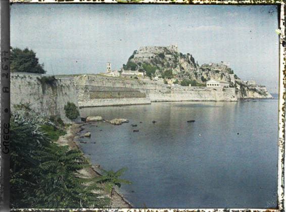 RECORD DATE NOT STATED Corfu, Greece View of Fortezza Vecchia taking seaside , 1913 - Balkans, Italy - Jean Brunhes and Auguste LÃ on - (September - October 23) (French - ï»¿Corfou , Grece Vue de Fortezza Vecchia prise du bord de mer). Island, sea , ocean, fortified architecture, fortress, fortifications, Habitat , Architecture, Greece, Corfu, view of the Fortezza Vecchia taking seaside Copyright: xpiemagsx AKahnlpie020223-3496 !ACHTUNG AUFNAHMEDATUM GESCHÄTZT!