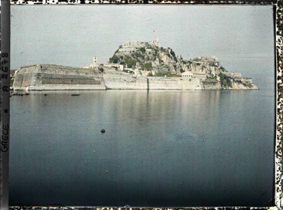 RECORD DATE NOT STATED Corfu, Greece View of Fortezza Vecchia taking seaside , 1913 - Balkans, Italy - Jean Brunhes and Auguste LÃ on - (September - October 23) (French - ï»¿Corfou , Grece Vue de Fortezza Vecchia prise du bord de mer). Island, sea , ocean, fortified architecture, fortress, fortifications, Habitat , Architecture, Greece, Corfu, view of the Fortezza Vecchia taking seaside Copyright: xpiemagsx AKahnlpie020223-3497 !ACHTUNG AUFNAHMEDATUM GESCHÄTZT!