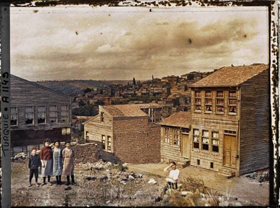 RECORD DATE NOT STATED Constantinople (current Istanbul), Turkey Group of young girls and wooden houses in the Pera district (current Beyo? Lu) , 1912 - Turkey - StÃ phane Passet - (September) (French - ï»¿Constantinople ( actuelle Istanbul ) , Turquie Groupe de jeunes filles et maisons en bois dans le quartier de Pera ( actuel Beyo?lu )). Child, home, street , neighborhood, Human beings, Habitat , Architecture, Turkey, Constantinople, a district of PÃ ra Copyright: xpiemagsx AKahnlpie020223-4951 !ACHTUNG AUFNAHMEDATUM GESCHÄTZT!