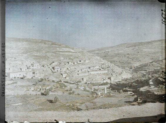 RECORD DATE NOT STATED South of Jerusalem, Palestine seen from the village of SiloÃ in the Cedron valley , 1918 - Near East, Egypt, Palestine, Cyprus - Paul Castelnau (photographic section of the armies) - (January 9 -October 6) (French - ï»¿Sud de JÃ rusalem , Palestine Vue du village de SiloÃ dans la vallÃ e du CÃ dron). Mont , mountain, valley, agglomeration panorama, Habitat , Architecture, Palestine, Jerusalem, Cedron valley and village of SiloÃ Copyright: xpiemagsx AKahnlpie020223-279 !ACHTUNG AUFNAHMEDATUM GESCHÄTZT!