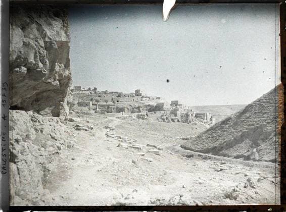 RECORD DATE NOT STATED South of Jerusalem, Palestine village of SiloÃ , 1918 - Near East, Egypt, Palestine, Cyprus - Paul Castelnau (photographic section of the armies) - (January 9 -October 6) (French - ï»¿Sud de JÃ rusalem , Palestine Village de SiloÃ ). Landscape, mont , mountain, valley, road, agglomeration panorama, Nature , Environment, Habitat , Architecture, Palestine, Jerusalem, Josaphat valley. SiloÃ Copyright: xpiemagsx AKahnlpie020223-5091 !ACHTUNG AUFNAHMEDATUM GESCHÄTZT!