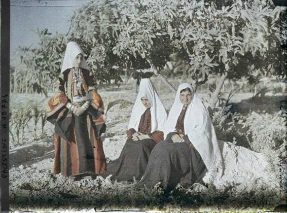 RECORD DATE NOT STATED Bethlehem, Palestine Christian Bethlemitaine carrying the ChatwÃ , 1918 - Near East, Egypt, Palestine, Cyprus - Paul Castelnau (photographic section of the armies) - (January 9 -October 6) (French - ï»¿BethlÃ em , Palestine BethlÃ emitaines chrÃ tiennes portant le chatwÃ ). Woman, religious habit, ethnic minority, Christianity, group portrait, accessory, jewelry, hairstyle , headgear, vegetation , botany, Human beings, clothing, society, religion, nature , environment, Palestine, Bethlehem, Bethlemitaines. Copyright: xpiemagsx AKahnlpie020223-328 !ACHTUNG AUFNAHMEDATUM GESCHÄTZT!