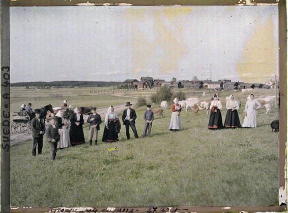 RECORD DATE NOT STATED Vika, surrounded by Mora, Sweden inhabitants of Vika returning pastures , 1910 - Voyage of Albert Kahn and Auguste LÃ on in Scandinavia - (August 9 - September 14) (French - ï»¿Vika , environs de Mora , Suede Habitants de Vika revenant des pÃ¢turages). Transport animal, horse, woman, real animal, costume, agriculture , breeding, hay, child, cow, rural life, harvest, team, crafts, cattle, equidated, family, hairstyle , headgear, agglomeration panorama, man, Transport, human beings, animal, clothing, economic activity, daily life, housing , architecture, Group near Mora - August 27 near Mora, village Copyright: xpiemagsx AKahnlpie020223-5180 !ACHTUNG AUFNAHMEDATUM GESCHÄTZT!