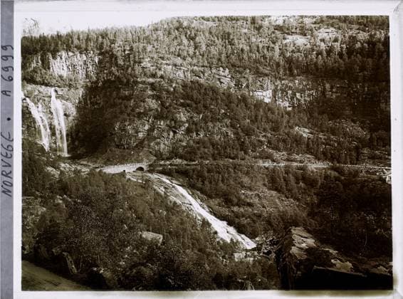 RECORD DATE NOT STATED Surroundings of Eide, Norway Cascade on the road from Eide to your , 1910 - Voyage of Albert Kahn and Auguste LÃ on in Scandinavia - (August 9 - September 14) (French - ï»¿Environs d Eide , Norvege Cascade sur la route d Eide Ã Voss). Landscape, mont , mountain, waterfall, conifer, road, forest , wood, hydrography, bridge, Nature , Environment, Norway, fall s, the road from Eide to your Copyright: xpiemagsx AKahnlpie020223-973 !ACHTUNG AUFNAHMEDATUM GESCHÄTZT!