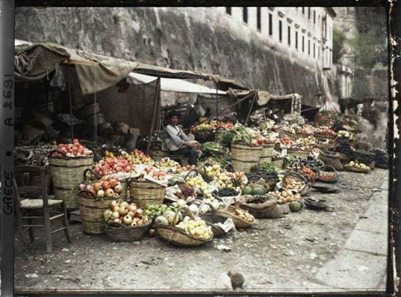 RECORD DATE NOT STATED Corfu, Greece the fruit market , 1913 - Balkans, Italy - Jean Brunhes and Auguste LÃ on - (September - October 23) (French - ï»¿Corfou , Grece Le marchÃ aux fruits). Market , fair, food, exists in high definition, street scene, vegetable, fruit, man, Economic activity, daily life, HD, human beings, Greece, Corfu, fruit on the bridge and in front of the post Copyright: xpiemagsx AKahnlpie020223-3508 !ACHTUNG AUFNAHMEDATUM GESCHÄTZT!