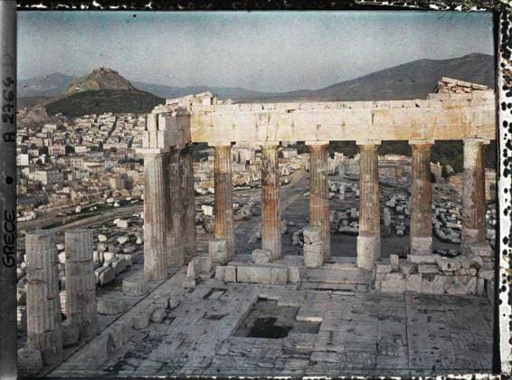 RECORD DATE NOT STATED Athens, Greece on the Acropolis, the Parthenon. Remains of the exterior colonnade on the east side and behind them eastern facade of the Acropolis, the city at its feet and the Mount Lycabette (diving view) , 1913 - Balkans, Italy - Jean Brunhes and Auguste LÃ on - (September - October 23) (French - ï»¿Athenes , Grece Sur l Acropole , le ParthÃ non. Vestiges de la colonnade extÃ rieure cÃ tÃ est et derriere eux facade est de l Acropole , la ville Ã ses pieds et le Mont Lycabette ( vue plongeante )). Mount , Mountain, temple, archaeological vestige, sunset, column, Greco-Roman polytheism, Antiquity, agglomeration panorama, religious architecture, Habitat , Architecture , Religion , Art, Greece, Athens, View of the Parthenon s, Le Pro Copyright: xpiemagsx AKahnlpie020223-4359 !ACHTUNG AUFNAHMEDATUM GESCHÄTZT!