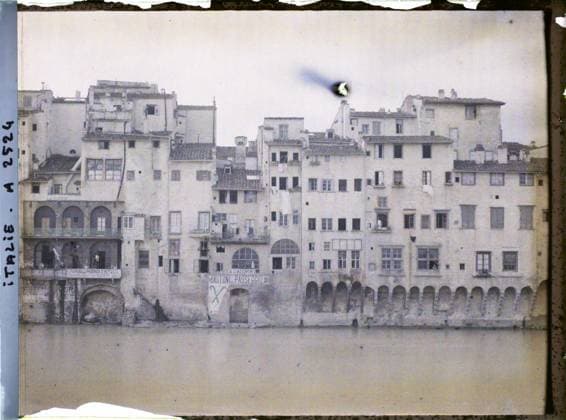 RECORD DATE NOT STATED Florence, Italy houses bordering Arno , 1913 - Balkans, Italy - Jean Brunhes and Auguste LÃ on - (September - October 23) (French - ï»¿Florence , Italie Maisons bordant l Arno). River, commercial registration, housing, Inscription , information , Habitat , Architecture, Italy, Florence, roughly the same view Italy, Florence, the houses of the other bank Copyright: xpiemagsx AKahnlpie020223-15911 !ACHTUNG AUFNAHMEDATUM GESCHÄTZT!