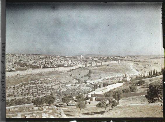RECORD DATE NOT STATED Jerusalem, Palestine Panorama of Jerusalem from Mount of Olives , 1918 - Near East, Egypt, Palestine, Cyprus - Paul Castelnau (photographic section of the armies) - (January 9 -October 6) (French - ï»¿JÃ rusalem , Palestine Panorama de JÃ rusalem depuis le mont des Oliviers). Landscape, mont , mountain, tomb, cemetery, Christianity, Orthodox Church, valley, Islam, fruit, fortified architecture, door, agglomeration panorama, Olivier, rampart, Nature , Environment, Religion, Habitat , Architecture, Palestine, Jerusalem, Panorama of Jerusalem taken from Mount of Oliviers Copyright: xpiemagsx AKahnlpie020223-311 !ACHTUNG AUFNAHMEDATUM GESCHÄTZT!