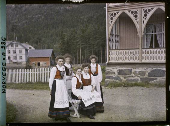 RECORD DATE NOT STATED FAGERNES, NORDÃˆGE The servants of the hotel , 1910 - Voyage of Albert Kahn and Auguste LÃ on in Scandinavia - (August 9 - September 14) (French - ï»¿Fagernes , Norvege Les domestiques de l hÃ tel). Woman, costume, exists in high definition, embroidery, group portrait, rural architecture, work clothing, catering , hotel industry, Human beings, clothing, HD, housing , architecture, economic activity, Sweden, Fagernoes, Hotel servants Copyright: xpiemagsx AKahnlpie020223-15830 !ACHTUNG AUFNAHMEDATUM GESCHÄTZT!