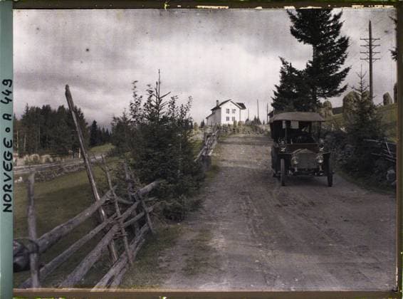 RECORD DATE NOT STATED Saggrenda, Norway the automobile made available to Albert Kahn and his traveling companions , 1910 - Voyage of Albert Kahn and Auguste LÃ on in Scandinavia - (August 9 - September 14) (French - ï»¿Saggrenda , Norvege L automobile mise Ã disposition d Albert Kahn et de ses compagnons de voyage). Landscape, electrical installation, agriculture , breeding, car transport, car, hay, road, farm, exists in high definition, barrier , palisade, Nature , environment, economic activity, transport, HD, Route de Kongsberg Ã Notodden Copyright: xpiemagsx AKahnlpie020223-15957 !ACHTUNG AUFNAHMEDATUM GESCHÄTZT!