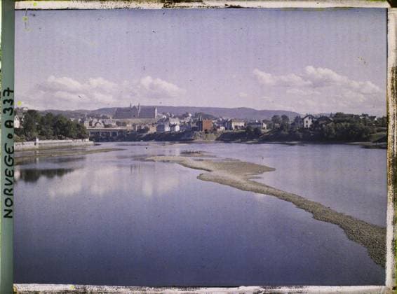 RECORD DATE NOT STATED Trondhjem, Norway the mouth of the Nidelva with the bottom of the Norwegian University of Science and Technology , 1910 - Voyage of Albert Kahn and Auguste LÃ on in Scandinavia - (August 9 - September 14) (French - ï»¿Trondhjem , Norvege L embouchure de la Nidelva avec au fond l UniversitÃ norvÃ gienne de science et technologie). Landscape, exists in high definition, public civil architecture, hydrography, agglomeration panorama, Nature , Environment, HD, Habitat , Architecture, Trondjhem, boards you nid Copyright: xpiemagsx AKahnlpie020223-15881 !ACHTUNG AUFNAHMEDATUM GESCHÄTZT!