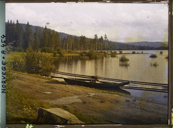 RECORD DATE NOT STATED Elgsjo, Norway the edges of the lake , 1910 - Voyage of Albert Kahn and Auguste LÃ on in Scandinavia - (August 9 - September 14) (French - ï»¿Elgsjo , Norvege Les bords du lac). Landscape, conifer, forest , wood, exists in high definition, lake , pond, boat, hydrography, river transport , lake, Nature , Environment, HD, transport, Route de Kongsberg Ã Notodden Copyright: xpiemagsx AKahnlpie020223-15960 !ACHTUNG AUFNAHMEDATUM GESCHÄTZT!