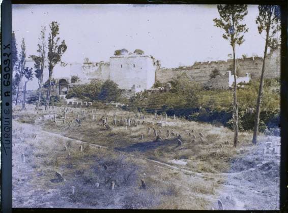 RECORD DATE NOT STATED Constantinople (current Istanbul), Turkey the fortress of Yedikule Hisari ( fortress with seven towers ) being part of the city wall , 1912 - Turkey - StÃ phane Passet - (September) (French - ï»¿Constantinople ( actuelle Istanbul ) , Turquie la forteresse de Yedikule Hisari ( Â«forteresse aux Sept ToursÂ» ) faisant partie du mur d enceinte de la ville). Cemetery, fortified architecture, fortress, medium age, rampart, Habitat , Architecture , Art Copyright: xpiemagsx AKahnlpie020223-4989 !ACHTUNG AUFNAHMEDATUM GESCHÄTZT!