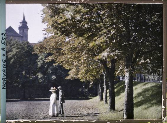 RECORD DATE NOT STATED Christiania, Norway a courtyard at the entrance to the Akershuss fortress , 1910 - Voyage of Albert Kahn and Auguste LÃ on in Scandinavia - (August 9 - September 14) (French - ï»¿Christiania , Norvege Une cour Ã l entrÃ e de la forteresse Akershuss). Woman, exists in high definition, hairstyle , headgear, mode, park , garden, man, Human beings, HD, clothing, housing , architecture, Christianiana, Christianiana Copyright: xpiemagsx AKahnlpie020223-15539 !ACHTUNG AUFNAHMEDATUM GESCHÄTZT!