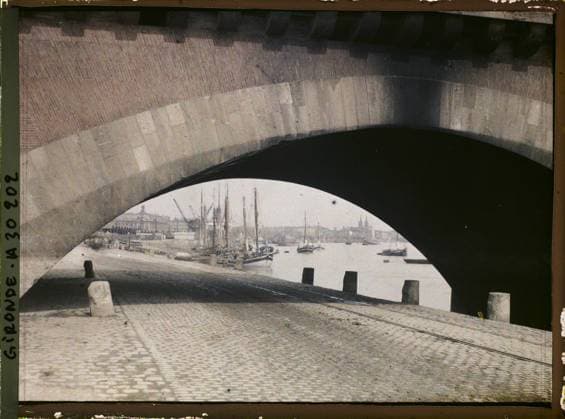 RECORD DATE NOT STATED Bordeaux, France , 1920-1921 - Charente, Gironde, Basse -PyrÃ nÃ es, Hautes PyrÃ nÃ es - Fernand Cuville (French - ï»¿Bordeaux , France). River, civil engineering, quay, arc , arcade , arceau, sailboat, river , lake transport, bridge, Habitat , Architecture , Transport, France, Bordeaux, Pont de Pierre Copyright: xpiemagsx AKahnlpie020223-23396 !ACHTUNG AUFNAHMEDATUM GESCHÄTZT!