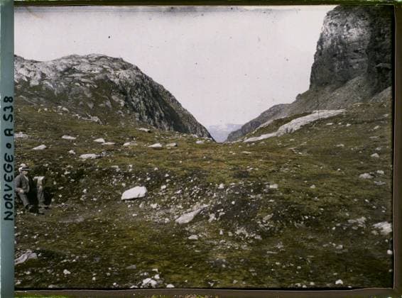 RECORD DATE NOT STATED Surroundings of Horda, Norway Albert Kahn on the summit of Seljestadjuvet , 1910 - Voyage of Albert Kahn and Auguste LÃ on in Scandinavia - (August 9 - September 14) (French - ï»¿Environs de Horda , Norvege Albert Kahn sur le sommet du Seljestadjuvet). Landscape, mont , mountain, exists in high definition, man, Nature , Environment, HD, human beings, Odde road to Eide Copyright: xpiemagsx AKahnlpie020223-15525 !ACHTUNG AUFNAHMEDATUM GESCHÄTZT!