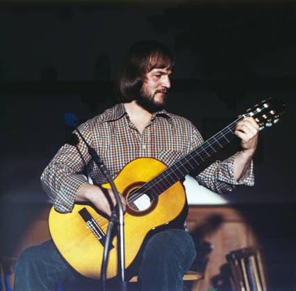 Sonntagskonzert: Fredl Fesl Sonntagskonzert: Fredl Fesl mit seinem Programm I bin ja net zum Spass da! , Deutschland 1978, Regie: Tilo Philipp, im Bild: Liedermacher Fredl Fesl an der Gitarre, München Bayern Deutschland , München Bayern Deutschland Copyright: FredxLindinger Nur redaktionelle Nutzung. Editorial usage only. LIN_7601002127 EDITORIAL USE ONLY