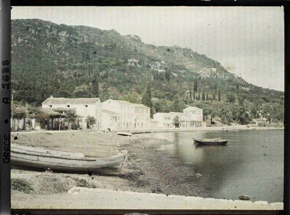 RECORD DATE NOT STATED Corfu, Greece an extremity of the village, view of the beach , 1913 - Balkans, Italy - Jean Brunhes and Auguste LÃ on - (September - October 23) (French - ï»¿Corfou , Grece Une extrÃªmitÃ du village , vue de la plage). Landscape, forest , wood, boat, sea transport, agglomeration panorama, Nature , Environment, transport, housing , architecture, Greece, Corfu, one end of the village of Benitsa with boats in the 1st plan Copyright: xpiemagsx AKahnlpie020223-3507 !ACHTUNG AUFNAHMEDATUM GESCHÄTZT!