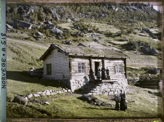 RECORD DATE NOT STATED Near vinje, norway wooden house in Flothyl , 1910 - Voyage of Albert Kahn and Auguste LÃ on in Scandinavia - (August 9 - September 14) (French - ï»¿Pres de Vinje , Norvege Maison de bois Ã Flothyl). Woman, mont , mountain, hut, exists in high definition, child, group portrait, rural architecture, housing, Human beings, HD, Habitat , Architecture, KaukÃ li road in Briedfond Copyright: xpiemagsx AKahnlpie020223-16028 !ACHTUNG AUFNAHMEDATUM GESCHÄTZT!