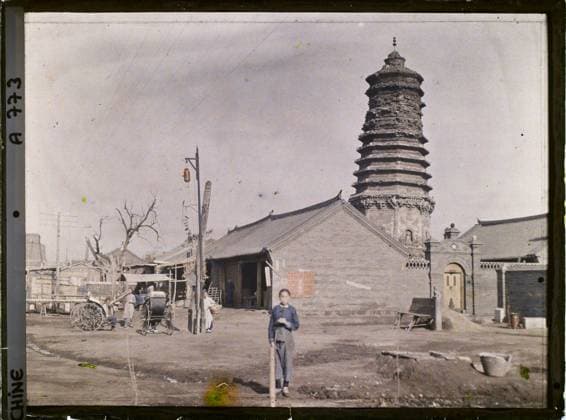 RECORD DATE NOT STATED Moukden, northern China of Biancheng ( outdoor city ) , 1912 - China - StÃ phane Passet (French - ï»¿Moukden , Chine Nord de Biancheng ( Â« ville ExtÃ rieure Â» )). Buddhism, woman, arm transport, ripe, well, pagoda, monastery, street scene, street , neighborhood, hydraulic installation, medium age, religious architecture, Religion, human beings, transport, daily life, housing , architecture, art, China, Moukden, Buddhist temple Copyright: xpiemagsx AKahnlpie020223-18055 !ACHTUNG AUFNAHMEDATUM GESCHÄTZT!
