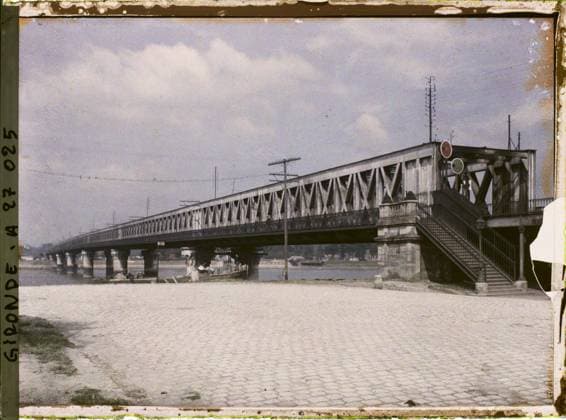 RECORD DATE NOT STATED Bordeaux, France , 1920-1921 - Charente, Gironde, Basse -PyrÃ nÃ es, Hautes PyrÃ nÃ es - Fernand Cuville (French - ï»¿Bordeaux , France). River, civil engineering, metallurgy, rail transport, bridge, Habitat , Architecture , Transport, France, Bordeaux, the metal bridge S, La Garonne that the Russian nihilist Boretz Gregorio was about to blow up when he was arrested on 23 grant 1918 Copyright: xpiemagsx AKahnlpie020223-5844 !ACHTUNG AUFNAHMEDATUM GESCHÄTZT!
