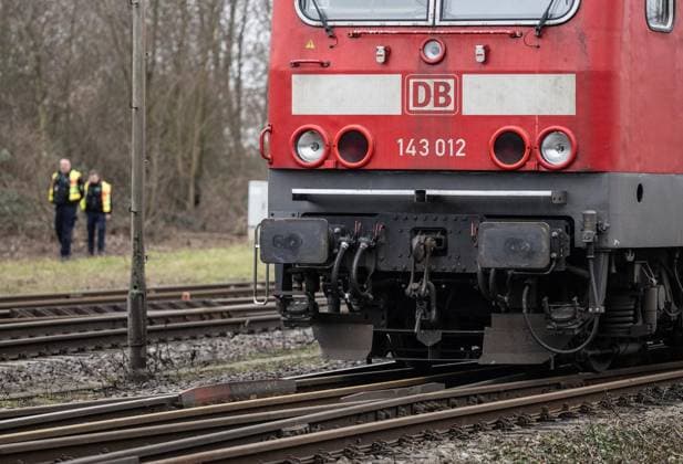 News Themen der Woche KW05 News Bilder des Tages Zugunglück in Recklinghausen *** NUR FÜR REDAKTIONELLE ZWECKE *** EDITORIAL USE ONLY ***<p>Eine Lokomotive steht am 03.02.2023 in Recklinghausen auf einem Gleis. Bei einem Unglück am Vorabend war ein Kind getötet, ein weiteres schwer verletzt worden. Deutschland NRW Recklinghausen Copyright: BerndxThissen *** Train accident in Recklinghausen FOR EDITORIAL PURPOSES ONLY EDITORIAL USE ONLY p A locomotive stands on a track in Recklinghausen on 03 02 2023 One child was killed and another seriously injured in an accident the previous evening Germany NRW Recklinghausen Copyright BerndxThissen Copyright: BerndxThissen doc7ort3xfqex335i24n6q ,EDITORIAL USE ONLY